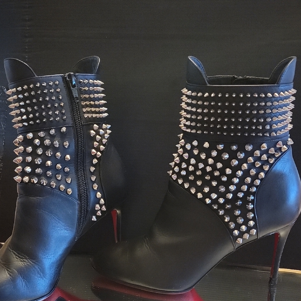 Christian Loubutin Hongrose Kid Leather Black Studded Ankle Boots 85 Heels